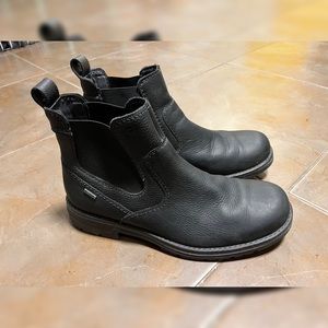 Collection by Clarks Men’s Morris Up Tumbled Black Water Resistant Boots